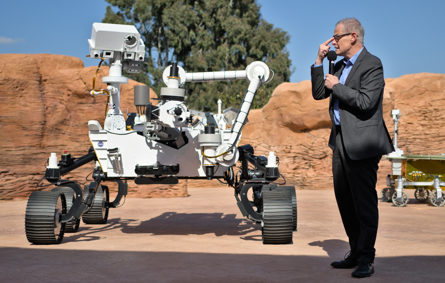 L'astrophysicien Sylvestre Maurice devant le rover Perseverance à la Cité de l'Espace
