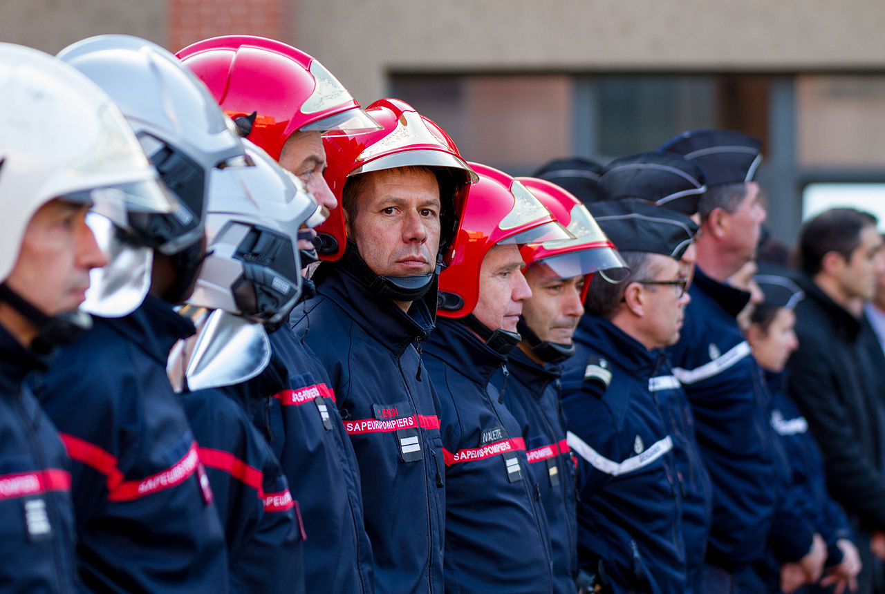 Les pompiers en ordre de revue lors d'une visite de Bernard Cazeneuve à Toulouse, décembre 2015